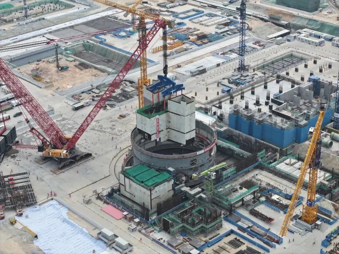 國家電投廣東廉江核電項目一期工程2號機組核島CA01模塊吊裝就位