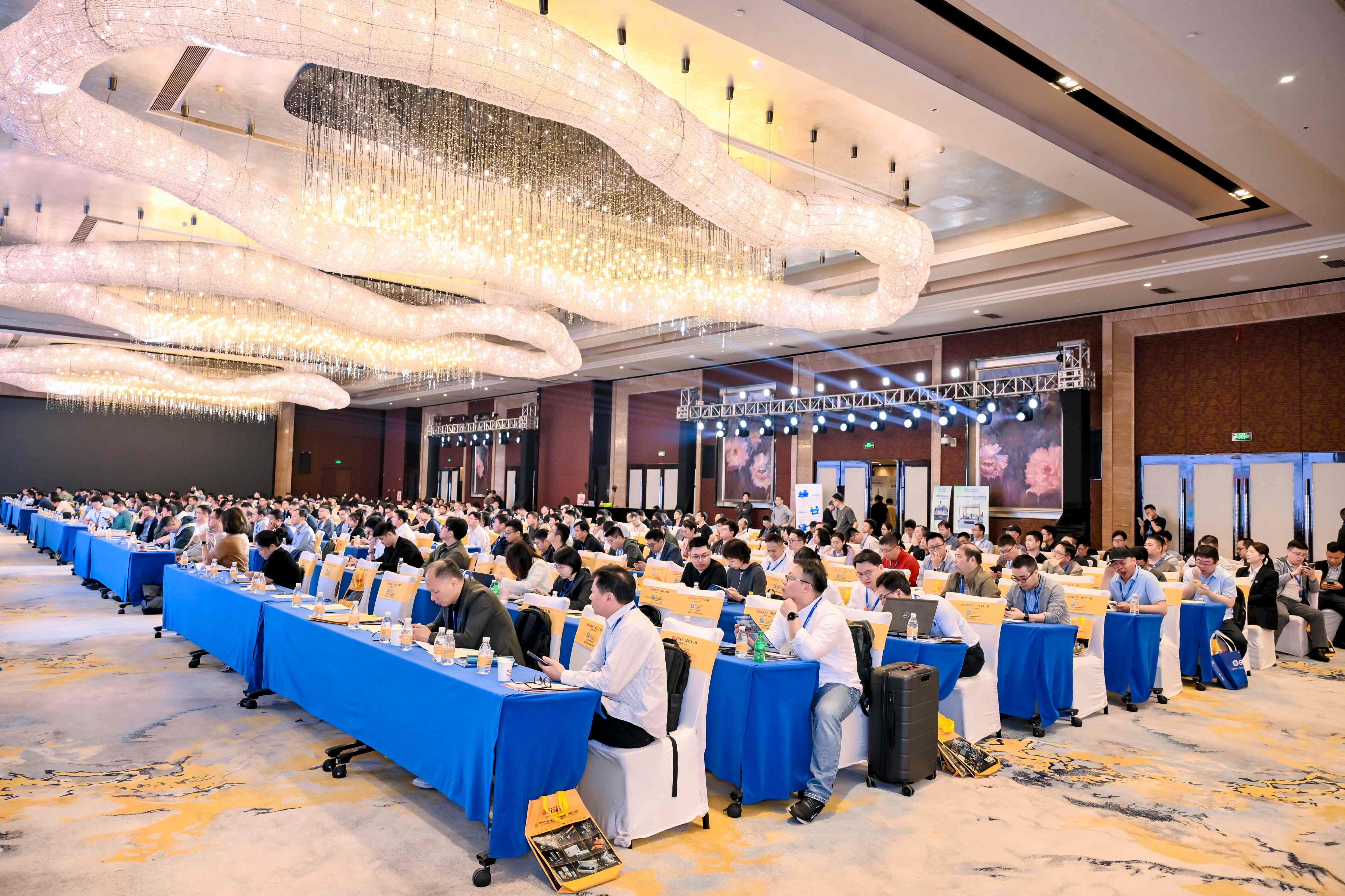 冷“靜”革新·熱鏈未來——萬斯得深度參與2025華南液冷散熱年會暨晚宴(圖4)